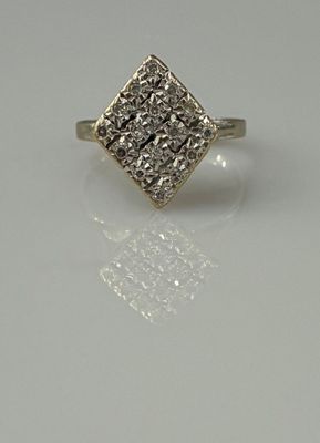 BAGUE en or gris 18K (750 millièmes), chaton de forme losang…