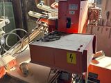 une machine placée au milieu d'une pièce