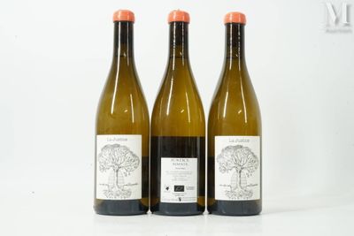 trois bouteilles de vin posées l'une à côté de l'autre sur une table