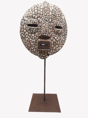 une image représentant une sculpture d'un visage réalisée à partir de coquillages