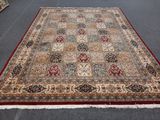 Un tapis oriental est posé sur le sol dans une pièce.