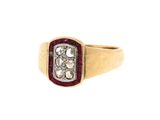 gros plan d'une bague en or avec un rubis et un diamant au centre