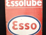 un panneau rouge et blanc sur lequel est inscrit « Esso »