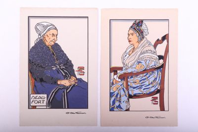 deux peintures de femmes assises sur une chaise devant un mur blanc