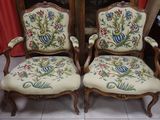 two chairs that are sitting next to each other in a room