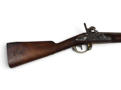 un vieux fusil au canon en bois et aux garnitures en laiton