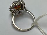 une bague en argent sertie d'une pierre orange