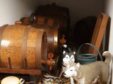 un petit tonneau en bois surmonté d'une figurine de vache
