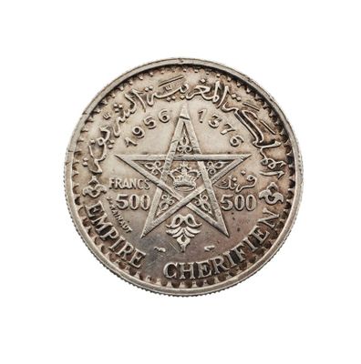 une vieille pièce d'argent sur laquelle figure un pentagramme