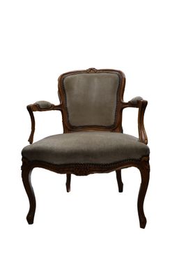 La chaise est en bois et son assise est rembourrée de couleur grise.