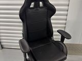La chaise de bureau noire est placée devant une porte de garage