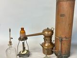 un grand nombre d'objets différents posés sur une table