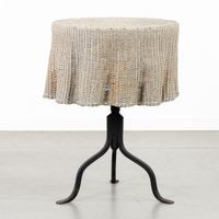 Table d'appoint ou table basse présentant un motif de nappe … (photo 4)