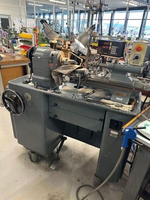une machine placée au milieu d'une pièce