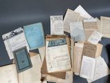 une pile de vieux papiers et de vieux livres posée sur une table