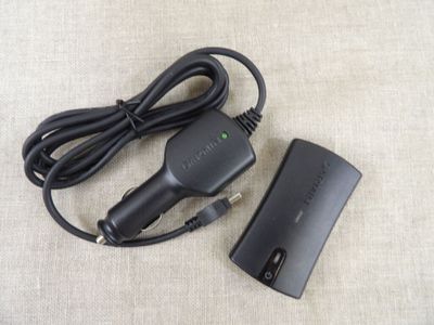 un chargeur noir et un câble posés sur une table