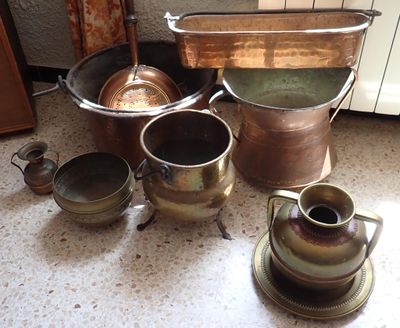 de nombreuses casseroles et poêles posées par terre
