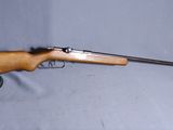 un fusil au canon en bois sur fond bleu
