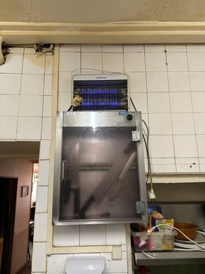 une photo d'une cuisine équipée d'un micro-ondes et d'un four grille-pain