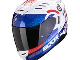 Le casque est blanc et bleu, avec une bande rouge.