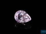 un diamant rose en forme de cœur sur un fond noir