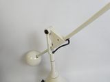 une lampe blanche posée sur une table blanche