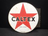 un ancien panneau Caltex sur fond noir, orné d'une étoile rouge