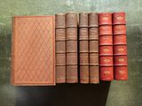 trois vieux livres posés sur une table l'un à côté de l'autre