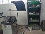 une image d'un garage avec beaucoup de ferraille
