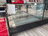 une vitrine en verre au milieu d'un magasin