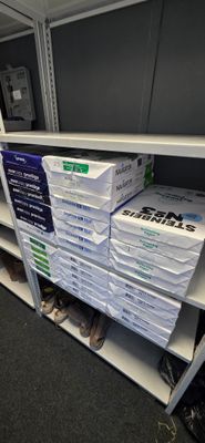 beaucoup de cartons sur les étagères du magasin