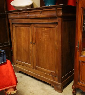 un meuble en bois avec une porte en verre dans une pièce