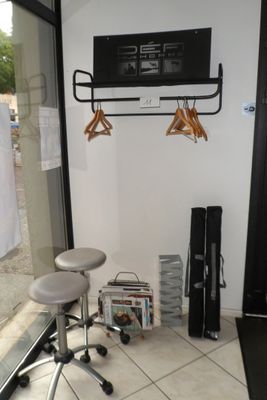 une pièce avec un bureau, une chaise et une télévision accrochée au mur