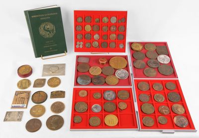 beaucoup de pièces dans une boîte rouge posée sur la table