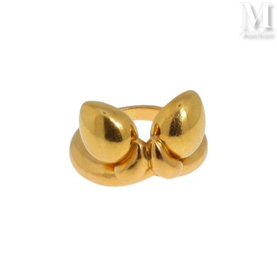 une image représentant une bague en or ornée d'un nœud