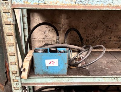 une boîte bleue posée sur une étagère