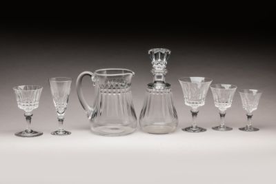 un groupe de verres à vin et une carafe sur une table