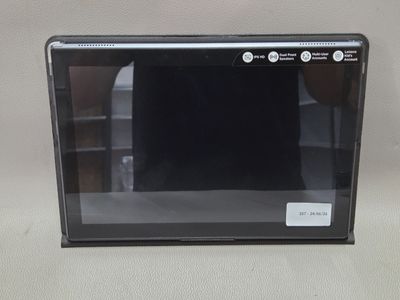 une photo d'un four à micro-ondes posé sur une table
