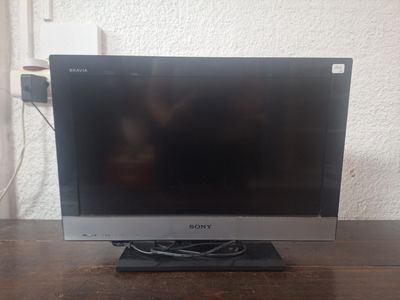 un écran Sony posé sur une table en bois