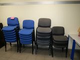 a lot of chairs that are lined up in a room