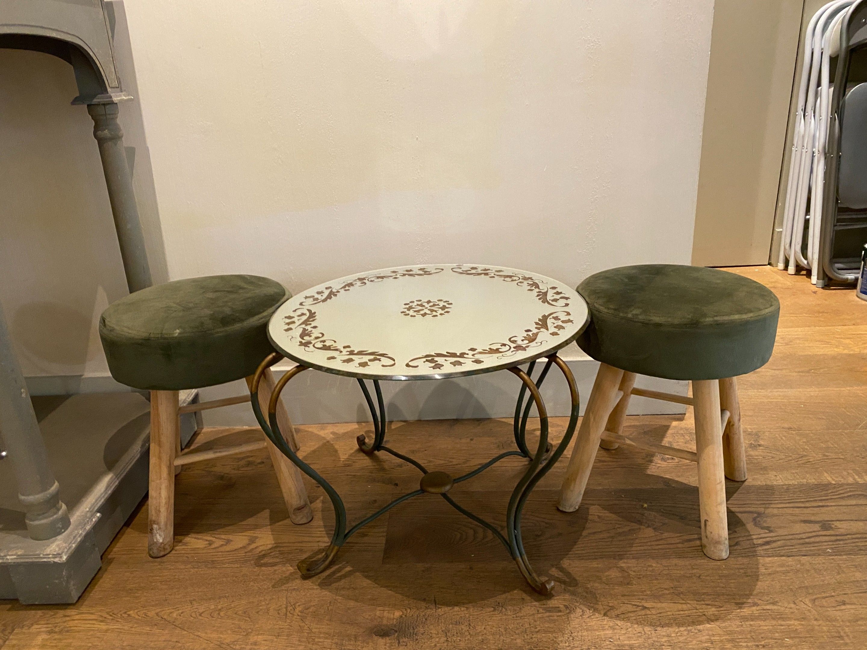 Table basse circulaire, le plateau en verre églomisé à décor…