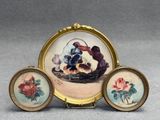 trois images miniatures représentant des oiseaux et des fleurs dans un panier posé sur une table