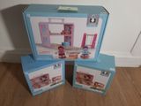 trois boîtes de jouets posées par terre les unes à côté des autres