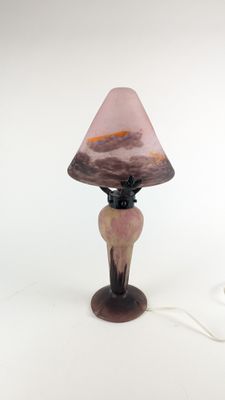 une lampe munie d'un abat-jour rose