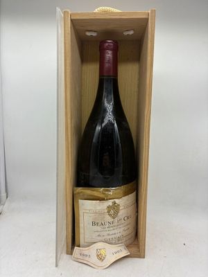 une bouteille de vin dans un coffret en bois sur une table