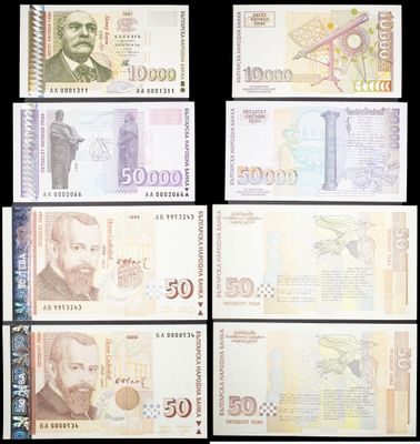 six billets de banque différents, de formes et de tailles variées, sur fond noir