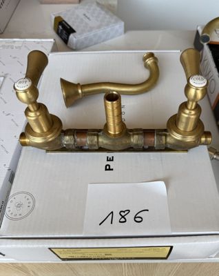 une boîte surmontée d'un robinet en laiton