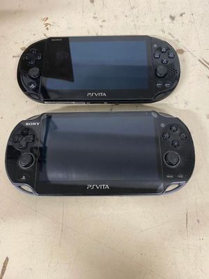 deux PlayStation Vita de Sony placées côte à côte