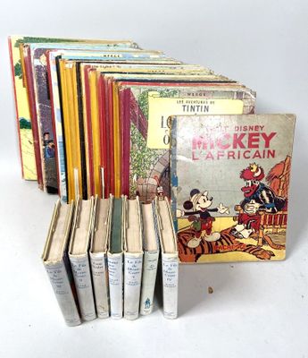 plusieurs livres pour enfants empilés sur une surface blanche