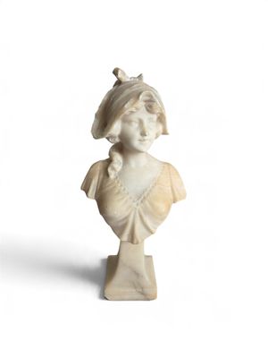 buste en marbre représentant une femme coiffée d'un chapeau, sur fond blanc